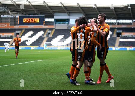 Hull City Keane Lewis-Potter feiert nach dem zweiten Tor seiner Seiten während des Sky Bet League One Match im KCOM Stadium, Hull. Stockfoto