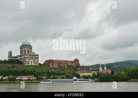 Esztergom Basılıca: Am Donauknie In Ungarn Stockfoto