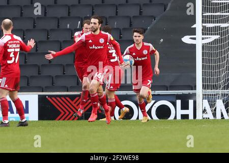 MILTON KEYNES. VEREINIGTES KÖNIGREICH. MÄRZ 13TH: Dion Charles feiert mit Teamkollegen nach dem Scoring für Accrington Stanley, und zieht ein Tor zurück, um es 1 - 2 gegen Milton Keynes Dons, während der Sky Bet League 1 Spiel zwischen MK Dons und Accrington Stanley im Stadion MK, Milton Keynes am Samstag, 13th. März 2021. (Kredit: John Cripps - MI News) Kredit: MI Nachrichten & Sport /Alamy Live Nachrichten Stockfoto