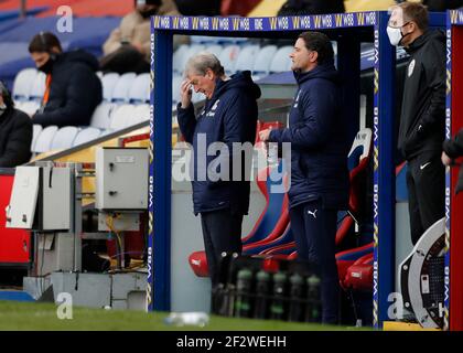 Selhurst Park, London, Großbritannien. März 2021, 13th. English Premier League Football, Crystal Palace versus West Bromwich Albion; Crystal Palace Manager Roy Hodgson scatches his Head in the dugout Credit: Action Plus Sports Images/Alamy Live News Stockfoto