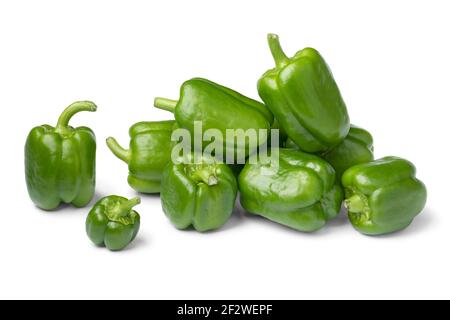 Haufen von frischen grünen ganzen Paprika auf weiß isoliert Hintergrund Stockfoto