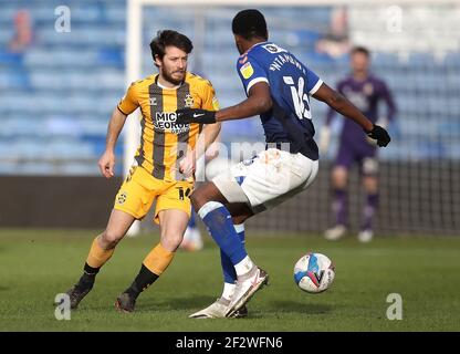 Wes Hoolahan von Cambridge United (links) und Brice Ntambwe von Oldham Athletic kämpfen im zweiten Spiel der Sky Bet League im Boundary Park in Oldham um den Ball. Stockfoto