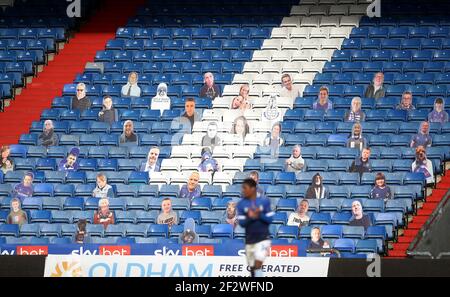 Gesamtansicht der Kartonausschnitte von Oldham Athletic Fans während des Sky Bet League Two Spiels im Boundary Park, Oldham. Stockfoto