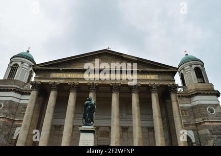 Esztergom Basılıca: Am Donauknie In Ungarn Stockfoto