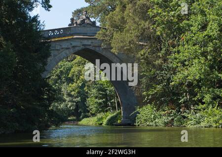 Gotische Brücke über den Forstmeisterkanal im Schlossgarten Laxenburg bei Wien, Österreich, Europa Stockfoto