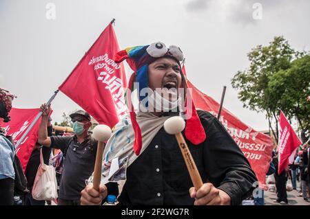 Bangkok, Thailand. März 2021, 13th. Ein Protestant ruft während der Demonstration einen Slogan aus: Die pro-demokratischen Demonstranten versammeln sich am Demokratie-Denkmal, bevor sie zum Regierungsgebäude Thailands marschieren, um die Reform der Monarchie zu fordern und das Majestät-Gesetz abzuschaffen (Artikel 112 des thailändischen Strafgesetzbuches). Und Neuzuweisung von Thailands Premierminister Prayut Chan-o-cha Kredit: SOPA Images Limited/Alamy Live News Stockfoto