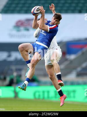 Der französische Damian Penaud (links) und der englische Jonny May in Aktion während des Guinness Six Nations-Spiels im Twickenham Stadium, London. Bilddatum: Samstag, 13. März 2021. Stockfoto