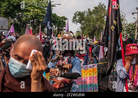 Bangkok, Thailand. März 2021, 13th. Während der Demonstration marschieren die Demonstranten auf der Straße.die pro-demokratischen Demonstranten versammeln sich am Demokratie-Denkmal, bevor sie zum Regierungsgebäude Thailands marschieren, um die Reform der Monarchie zu fordern und das Gesetz der Majestät abzuschaffen (Artikel 112 des thailändischen Strafgesetzbuches). Und Neuzuweisung von Thailands Premierminister Prayut Chan-o-cha Kredit: SOPA Images Limited/Alamy Live News Stockfoto