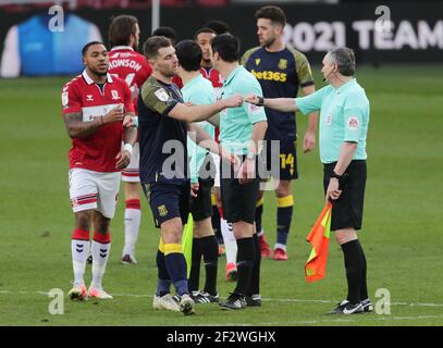 Sam Vokes von Stoke City begrüßt die Beamten nach dem letzten Pfiff während des Sky Bet Championship-Spiels im Riverside Stadium, Middlesborough. Stockfoto