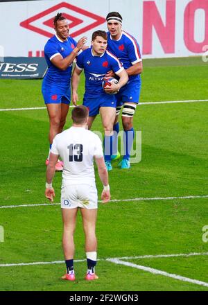 Twickenham, London, Großbritannien. März 2021, 13th. International Rugby, Six Nations, England gegen Frankreich; Antoine Dupont von Frankreich punktet die Spiele erster Versuch in der 2nd Minute Credit: Action Plus Sports/Alamy Live News Stockfoto