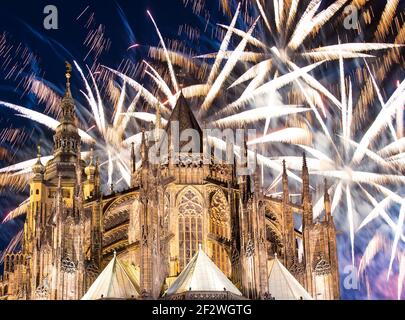 St. Veitsdom (römisch-katholische Kathedrale) und Feiertagsfeuerwerk -- Prager Burg und Hradcany, Tschechische Republik Stockfoto