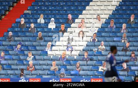 Gesamtansicht der Kartonausschnitte von Oldham Athletic Fans während des Sky Bet League Two Spiels im Boundary Park, Oldham. Stockfoto