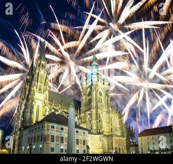 St. Veitsdom (römisch-katholische Kathedrale) und Feiertagsfeuerwerk -- Prager Burg und Hradcany, Tschechische Republik Stockfoto