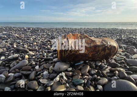 Verrostete Dose am Strand verlassen Stockfoto