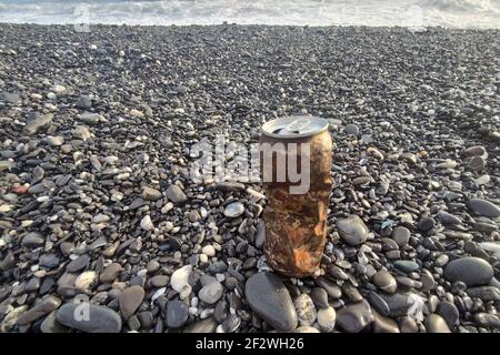 Verrostete Dose am Strand verlassen Stockfoto