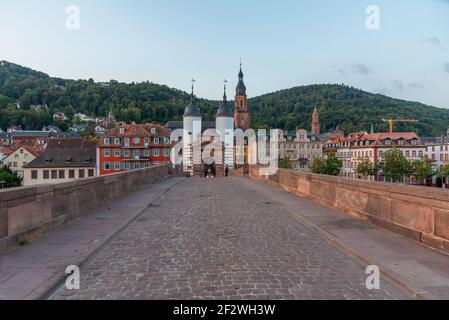 Sonnenaufgang Blick auf das alte Brückentor in Heidelberg, Deutschland Stockfoto