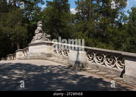 Gotische Brücke über den Forstmeisterkanal im Schlossgarten Laxenburg bei Wien, Österreich, Europa Stockfoto