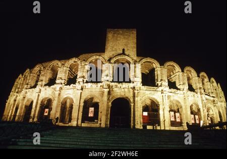 France Arles Arles Amphitheater bei Nacht Stockfoto