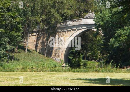 Gotische Brücke über den Forstmeisterkanal im Schlossgarten Laxenburg bei Wien, Österreich, Europa Stockfoto