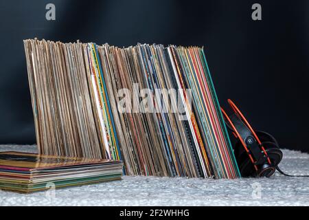 Ein Haufen alter Schallplatten und HiFi-Kopfhörer Stockfoto