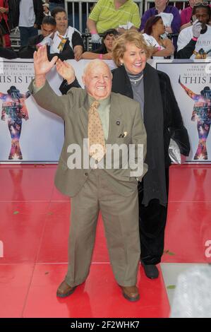 Jan Rooney und Mickey Rooney bei Michael Jackson's THIS IS ES PREMIERE Downtown Los Angeles CA 10,27 2009 Stockfoto