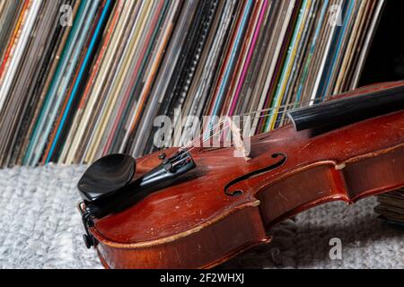 Eine Geige vor einem Stapel alten Vinyls Aufzeichnungen Stockfoto