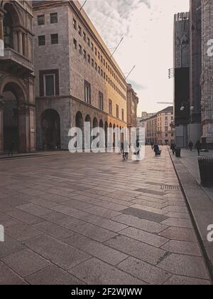 Blick auf die Stadt Mailand. Die Leute auf der Stadtstraße am Morgen Stockfoto