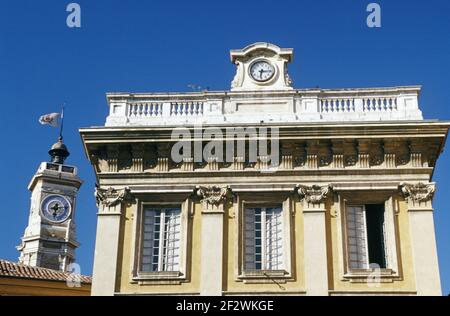 Palais Communal de Nice, mit Hotel Villa La Tour Clock Tower dahinter Stockfoto