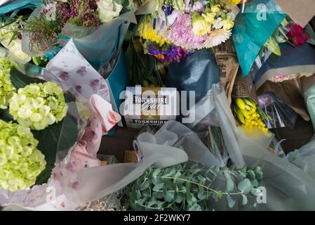 London, Großbritannien. 13. März 2021. Eine Kiste Yorkshire Gold Tee floral Tributes auf dem Bandstand auf Clapham Common zu erinnern Sarah Everard, ursprünglich aus York. Wayne Couzens, 48, ein Beamter der Met Police, wurde wegen ihrer Entführung und ihres Mordes angeklagt, nachdem sie in der Nähe von Clapham Common im Süden Londons nach Hause gegangen war. Die Leiche der 33-Jährigen wurde mehr als eine Woche nach ihrer letzten Fleckenseckenexposition am 3. März im Wald in Kent gefunden. Kredit: Stephen Chung / Alamy Live Nachrichten Stockfoto