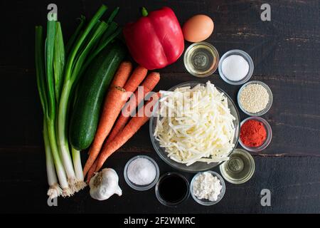 Pajeon (Korean Potato Pancakes) Zutaten: Rohes Gemüse und Gewürze verwendet, um pikante koreanische Kartoffelpfannkuchen zu machen Stockfoto