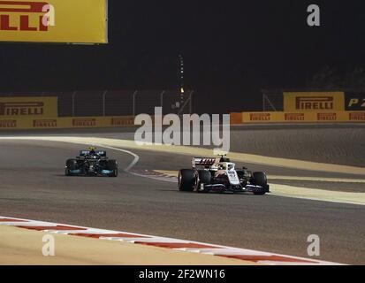 Sakhir, Bahrain. März 2021, 13th. Formel 1, Saisonvorbereitung beginnt, Tag 2: Mick Schumacher vom Haas F1 Team und Mercedes-AMG Petronas Valtteri Bottas vom Formel 1 Team auf Kurs in Bahrain. Kredit: Hasan Bratic/dpa/Alamy Live Nachrichten Stockfoto