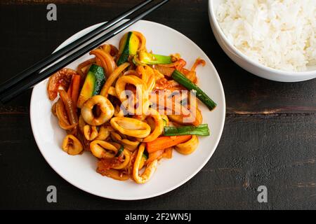 Ojingeo Bokkeum (Spicy Stir-Fried Squid): Ein koreanisches Meeresfrüchte-Gericht mit Tintenfisch und Gemüse in einer süßen und würzigen Sauce gebraten Stockfoto