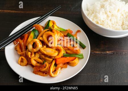 Ojingeo Bokkeum (Spicy Stir-Fried Squid): Ein koreanisches Meeresfrüchte-Gericht mit Tintenfisch und Gemüse in einer süßen und würzigen Sauce gebraten Stockfoto