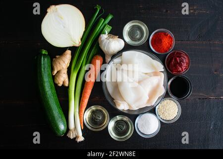 Ojingeo Bokkeum (Spicy Stir-Fried Squid) Zutaten: Rohe Tintenfischröhrchen, Fischgemüse und Gewürze, die für die Zubereitung eines koreanischen Meeresfrüchtetells verwendet werden Stockfoto