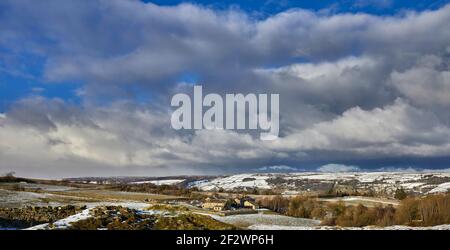 Am späten Nachmittag, und Schnee Decken der traditionellen Dales Bauernhaus in Yorkshire Stockfoto