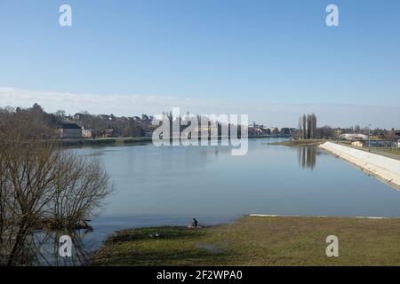 Blick auf den Fluss Kupa und einen Mann, der in Sisak am Ufer angeln kann. Stockfoto