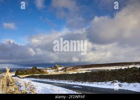 Am späten Nachmittag, und Sturmwolken beginnen, über der Moorland Single verfolgt Straße in Yorkshire sammeln Stockfoto