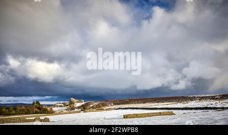 Am späten Nachmittag, und Sturmwolken fangen an, sich über Moorland um 900ft zu sammeln Stockfoto
