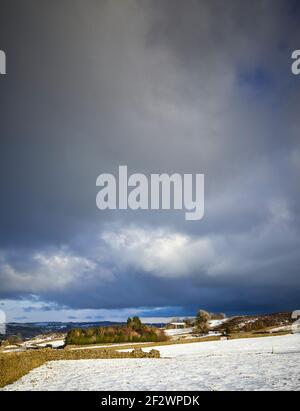 Am späten Nachmittag, und Sturmwolken fangen an, sich über Moorland um 900ft zu sammeln Stockfoto