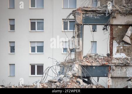 Aufgrund der Schäden durch das katastrophale Erdbeben, das vor 2 Monaten den Kreis Sisak-Moslavina traf, beenden die Arbeiter den Abriss des Gebäudes Stockfoto