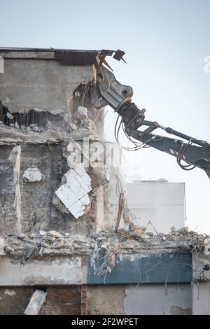 Aufgrund der Schäden durch das katastrophale Erdbeben, das vor 2 Monaten den Kreis Sisak-Moslavina traf, beenden die Arbeiter den Abriss des Gebäudes Stockfoto