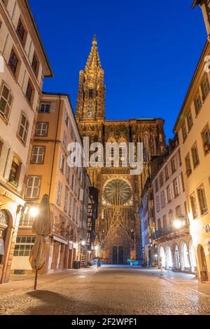 Sonnenaufgang Blick auf die Kathedrale unserer Dame von Straßburg, Frankreich Stockfoto