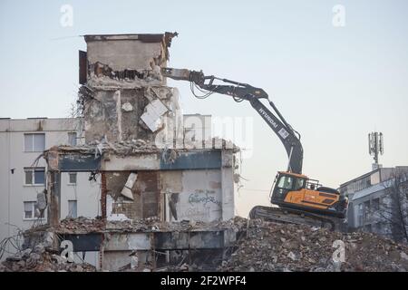 Aufgrund der Schäden durch das katastrophale Erdbeben, das vor 2 Monaten den Kreis Sisak-Moslavina traf, beenden die Arbeiter den Abriss des Gebäudes Stockfoto