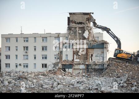 Aufgrund der Schäden durch das katastrophale Erdbeben, das vor 2 Monaten den Kreis Sisak-Moslavina traf, beenden die Arbeiter den Abriss des Gebäudes Stockfoto