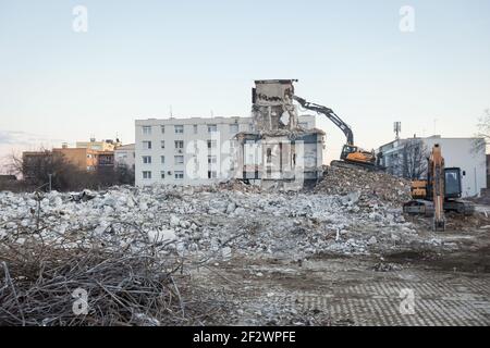 Aufgrund der Schäden durch das katastrophale Erdbeben, das vor 2 Monaten den Kreis Sisak-Moslavina traf, beenden die Arbeiter den Abriss des Gebäudes Stockfoto