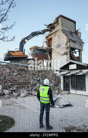 Aufgrund der Schäden durch das katastrophale Erdbeben, das vor 2 Monaten den Kreis Sisak-Moslavina traf, beenden die Arbeiter den Abriss des Gebäudes Stockfoto