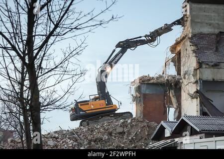 Aufgrund der Schäden durch das katastrophale Erdbeben, das vor 2 Monaten den Kreis Sisak-Moslavina traf, beenden die Arbeiter den Abriss des Gebäudes Stockfoto