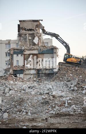 Aufgrund der Schäden durch das katastrophale Erdbeben, das vor 2 Monaten den Kreis Sisak-Moslavina traf, beenden die Arbeiter den Abriss des Gebäudes Stockfoto