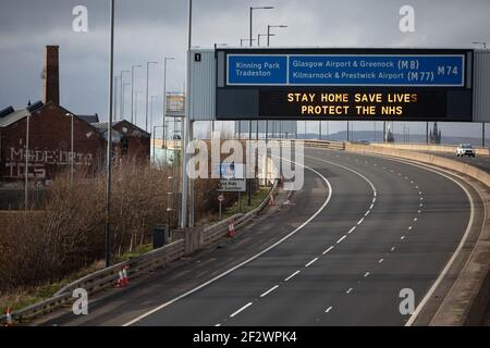 Glasgow, Großbritannien, am 13. März 2021. ÔStay Home, Leben retten, schützen Sie die NHSÕ Autobahn Messaging, während der aktuellen Covid-19 Coronavirus Gesundheit Pandemie Sperrung. Foto: Jeremy Sutton-Hibbert/Alamy Live News. Stockfoto