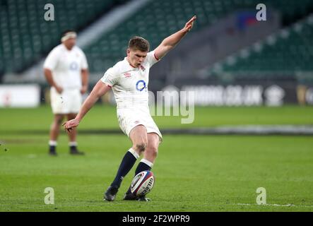 Der Engländer Owen Farrell schießt beim Guinness Six Nations-Spiel im Twickenham Stadium in London ein Elfmetertor. Bilddatum: Samstag, 13. März 2021. Stockfoto